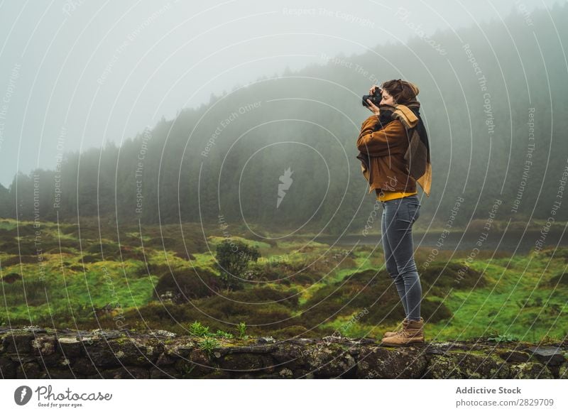 Frau beim Fotografieren in nebligen Wäldern Nebel Natur fotografierend Ferien & Urlaub & Reisen Landschaft Aussicht Umwelt einfangen Abenteuer Fotokamera