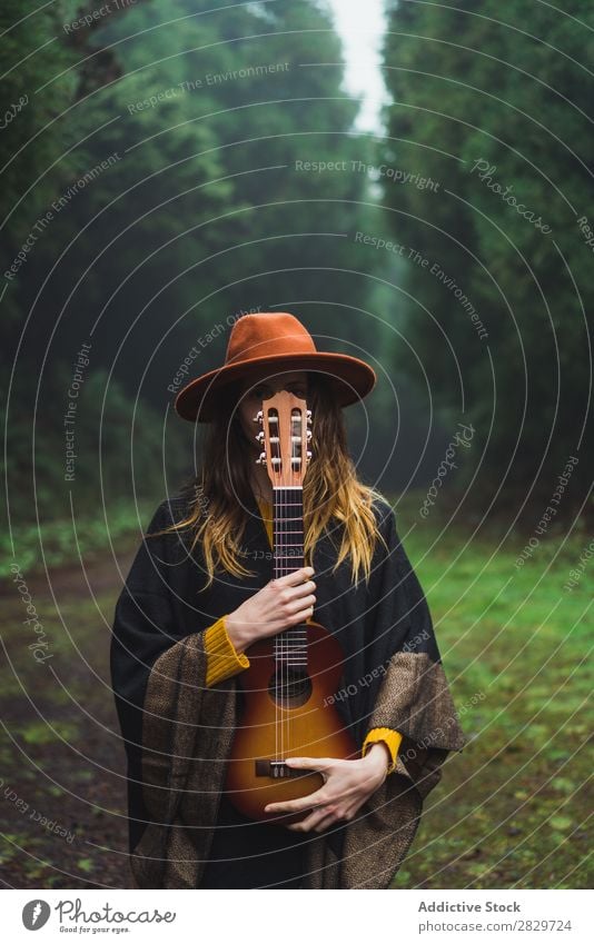 Charmante Frau mit Ukulele in der Natur Reisender Wald Abenteuer Musik Landschaft träumen Instrument Lifestyle Lied Aufregung Musiker romantisch Erholung