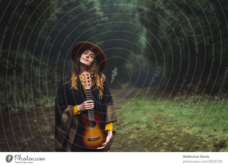 Charmante Frau mit Ukulele in der Natur Reisender Wald Abenteuer Musik Landschaft träumen Instrument Lifestyle Lied Aufregung Musiker romantisch Erholung