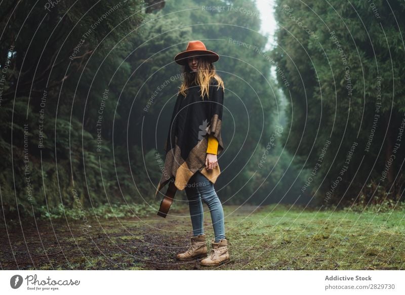 Charmante Frau mit Ukulele in der Natur Reisender Wald Abenteuer Musik Landschaft träumen Instrument Lifestyle Lied Aufregung Musiker romantisch Erholung