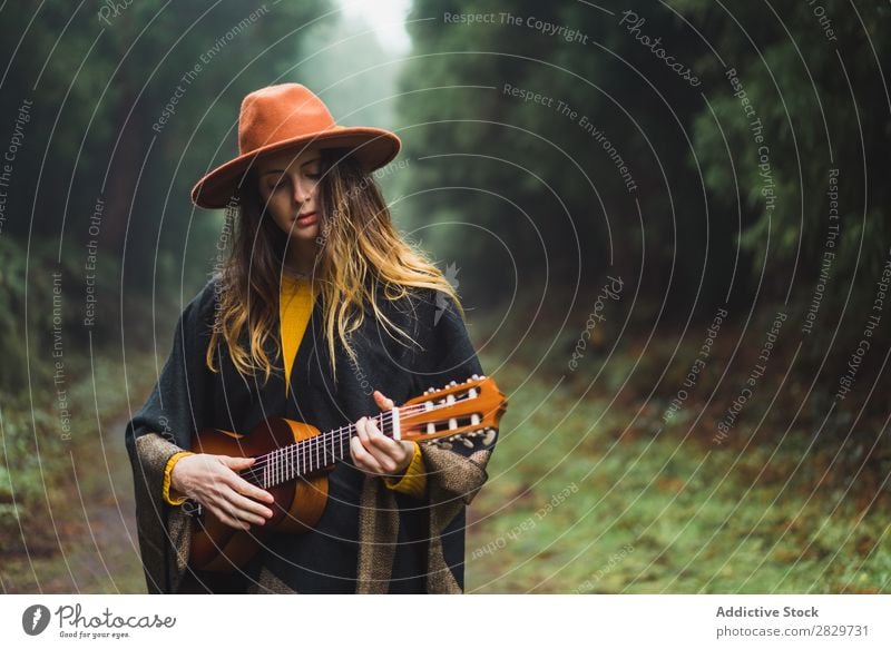 Charmante Frau mit Ukulele in der Natur Reisender Wald Abenteuer Musik Landschaft träumen Instrument Lifestyle Lied Aufregung Musiker romantisch Erholung