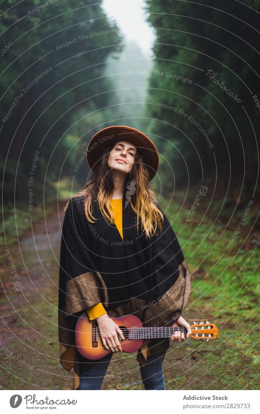 Charmante Frau mit Ukulele in der Natur Reisender Wald Abenteuer Musik Landschaft träumen Instrument Lifestyle Lied Aufregung Musiker romantisch Erholung