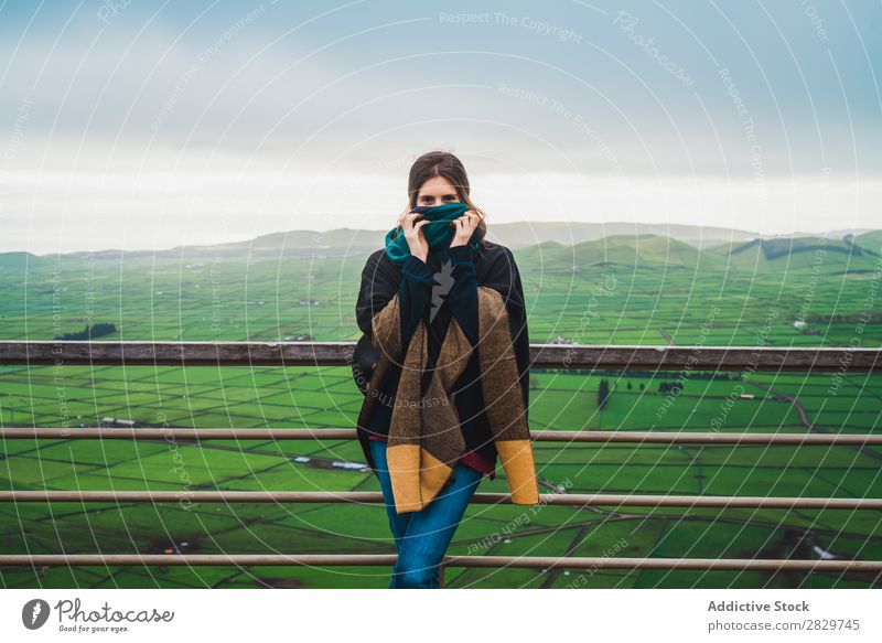 Frau auf der Terrasse mit herrlichem Panoramablick Panorama (Bildformat) Feld Stil Natur kalt Umwelt Landschaft Nebel Landwirtschaft Horizont landwirtschaftlich