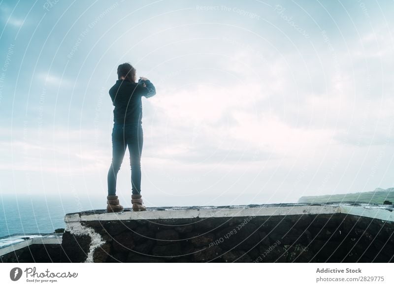 Frau macht Aufnahmen von der Meereslandschaft Natur Seeküste Fotograf Fotokamera Ferien & Urlaub & Reisen Fotografie Sommer Tourist Tourismus Landschaft