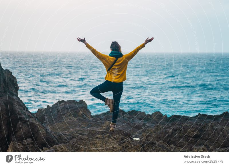 Frau mit getrennten Händen am Meer Natur Seeküste Hände auseinander Freiheit Erholung stehen Felsen Küste Strand Ferien & Urlaub & Reisen Fotografie Sommer