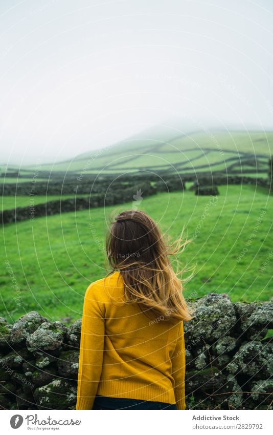 Frau auf der grünen Wiese Feld Aussicht Tourismus Ferien & Urlaub & Reisen stehen Lächeln Natur Zaun Landschaft Stein Nebel Gras ländlich Wolken Jahreszeiten