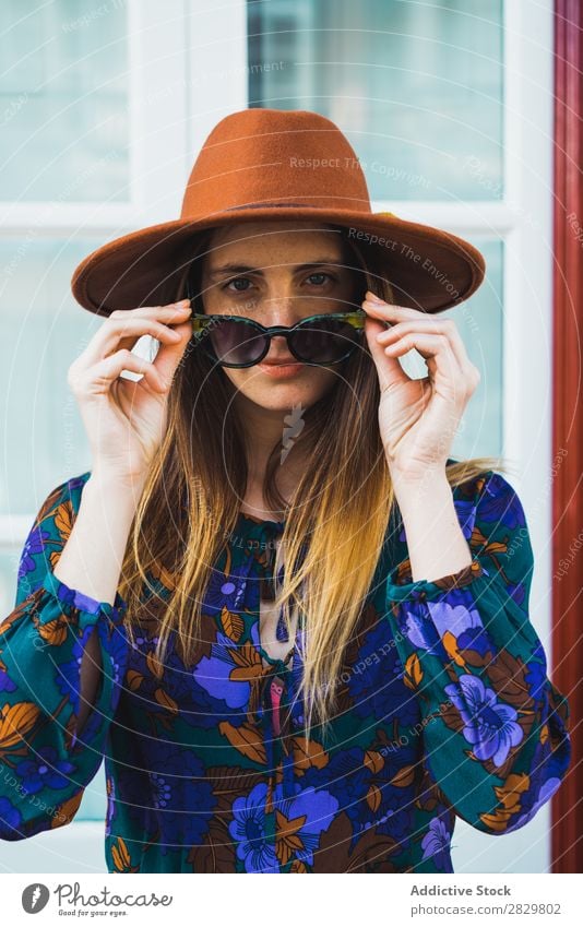 Fröhliche, stilvolle Frau mit Hut hübsch Stil Straße laufen Sonnenbrille Tür Außenaufnahme Mode schön Jugendliche Porträt attraktiv Großstadt Lifestyle Model