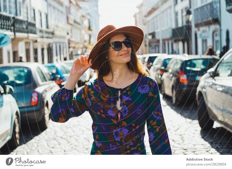 Fröhliche, stilvolle Frau mit Hut hübsch Stil Straße laufen Sonnenbrille Tür Außenaufnahme Mode schön Jugendliche Porträt attraktiv Großstadt Lifestyle Model