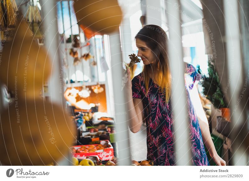 Frau riecht Blume auf dem Markt hübsch Stil Straße Lager Außenaufnahme Mode schön Jugendliche Porträt attraktiv Großstadt Lifestyle Model Beautyfotografie