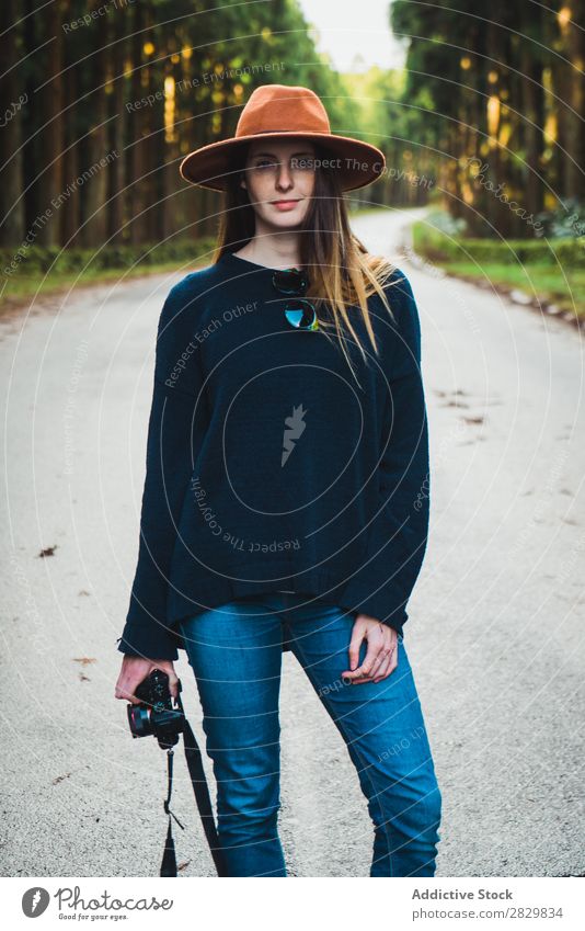 Fotograf, der im sonnigen Wald posiert. Frau hübsch grün Hut Natur Umwelt natürlich Jahreszeiten Pflanze Blatt Licht frisch hell Tag Sonnenlicht Holz Wachstum