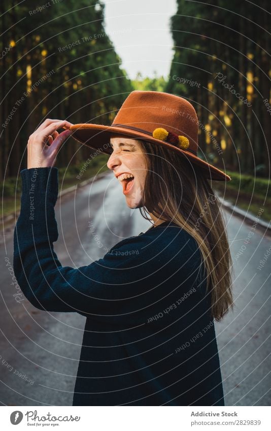 Junge Frau im sonnigen Wald hübsch grün Hut Natur Umwelt natürlich Jahreszeiten Pflanze Blatt Licht frisch hell Tag Sonnenlicht Holz Wachstum Rüssel Landschaft