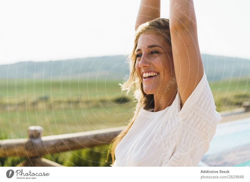 Hübsche lächelnde Frau auf dem Land Lächeln hübsch Landschaft Glück schön Porträt Natur attraktiv heiter Mensch Lifestyle Jugendliche lässig Mädchen