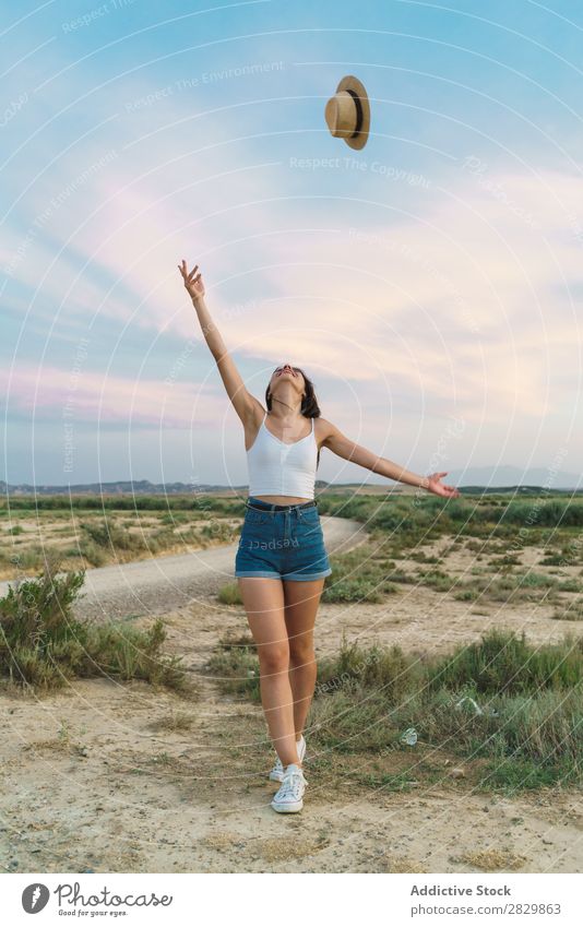 Frau, die in der Natur einen Hut aufstellt. Feld hübsch sich[Akk] übergeben schön Mädchen Beautyfotografie Jugendliche Sommer Glück Porträt Sand Mensch Wiese