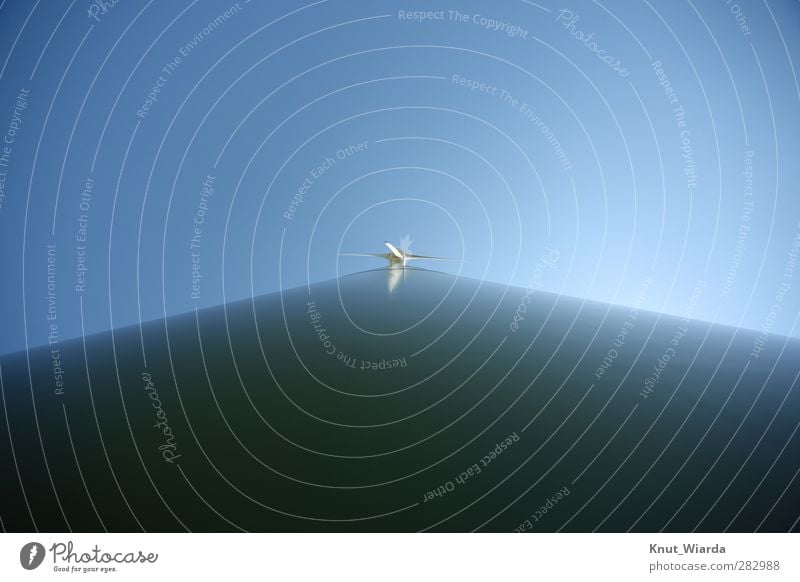 Windrad Wirtschaft Energiewirtschaft Fortschritt Zukunft Erneuerbare Energie Windkraftanlage blau Perspektive Weitwinkel Himmel Windenergie erneuerbar