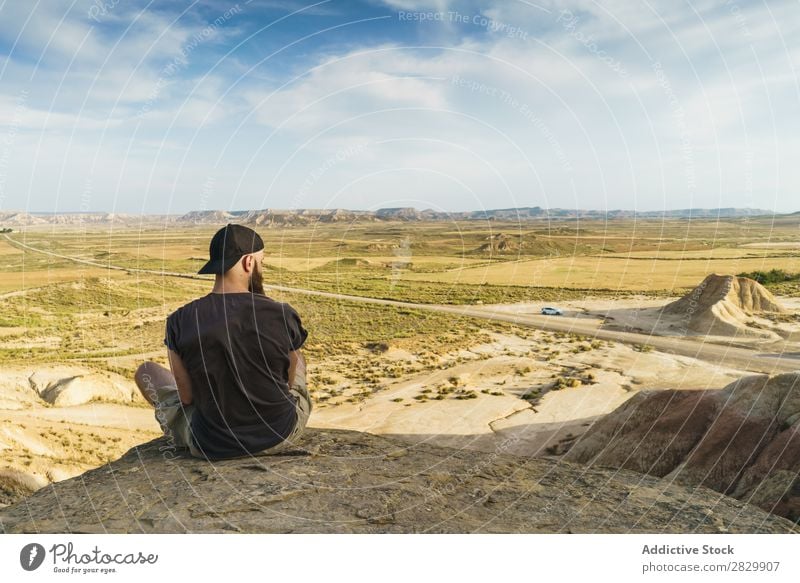 Mann entspannt sich auf einer Klippe sitzen Erholung Börde Ferien & Urlaub & Reisen Abenteuer Felsen Berge u. Gebirge Tourist Freiheit Aussicht Top extrem