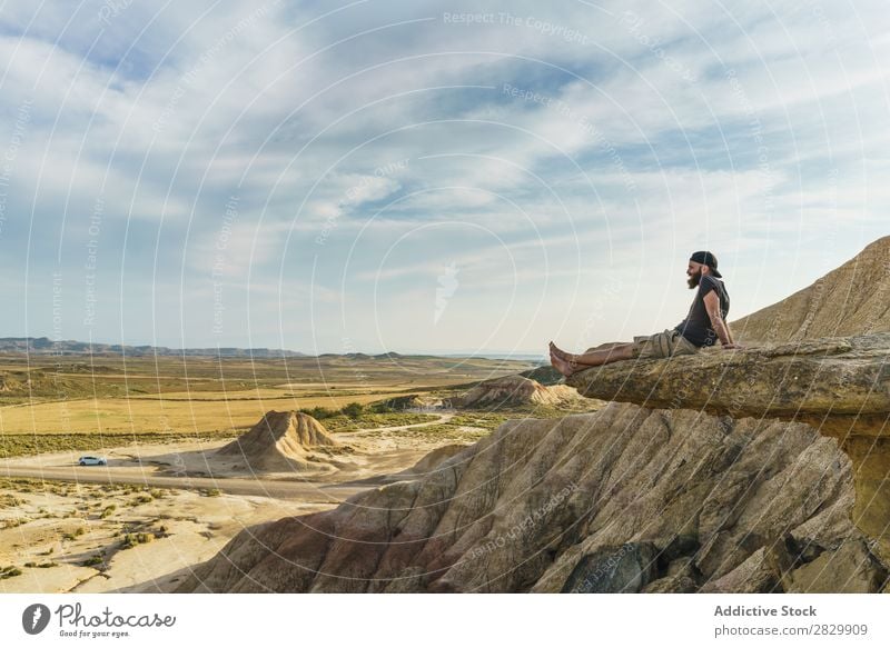 Mann entspannt sich auf einer Klippe sitzen Erholung Börde Ferien & Urlaub & Reisen Abenteuer Felsen Berge u. Gebirge Tourist Freiheit Aussicht Top extrem