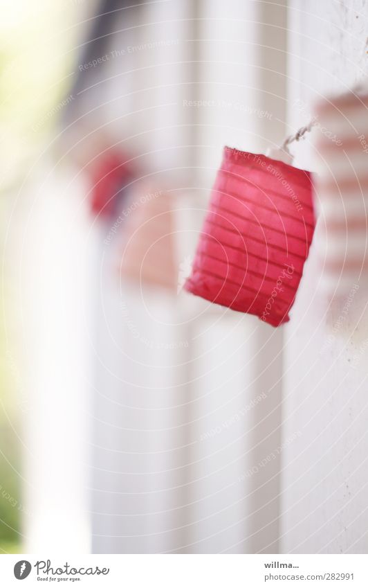 Papier-Lampions an einer Hauswand Feste & Feiern Geburtstag Gartenfest Mauer hell Wand rot weiß geschmückt Papierlampion Papierlaterne