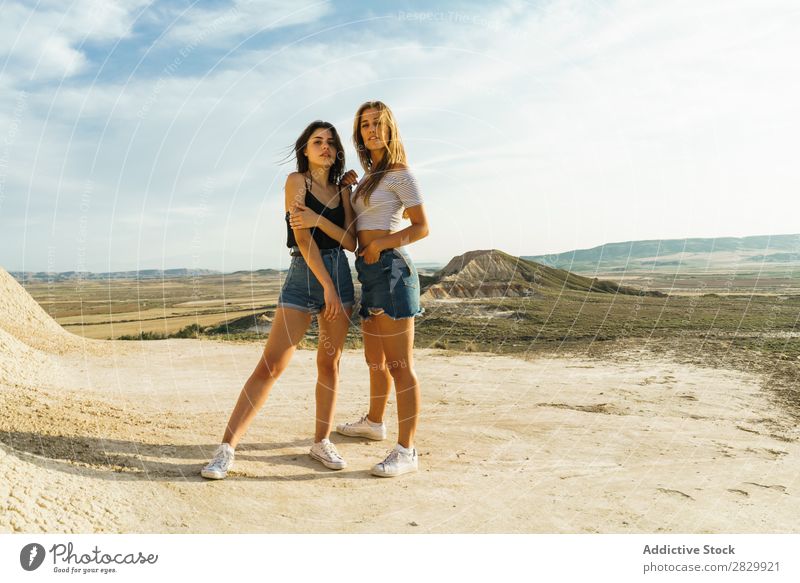 Glückliche Frauen, die auf dem Hügel posieren. Klippe Aufregung Freiheit Ferien & Urlaub & Reisen Erfolg Top Berge u. Gebirge Jugendliche Natur Felsen