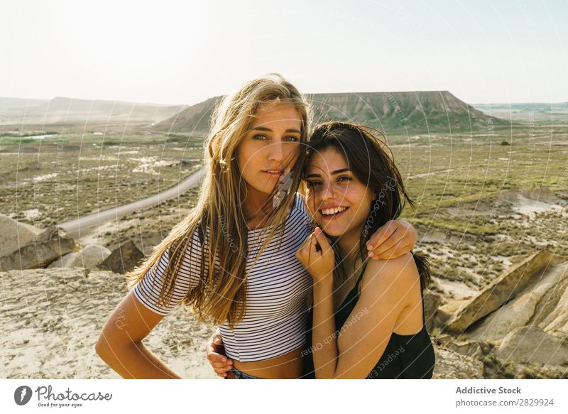 Glückliche Frauen, die auf dem Hügel spazieren gehen. Klippe Aufregung Freiheit Ferien & Urlaub & Reisen Erfolg Top Berge u. Gebirge Jugendliche Natur Felsen