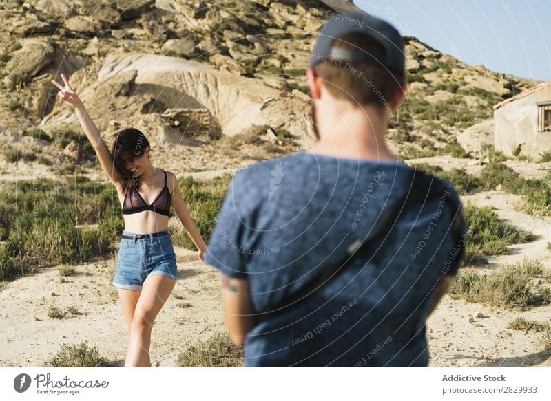 Fotograf macht Aufnahmen von Frauen. Körperhaltung Natur zwei Finger gestikulieren Schießen Fotokamera Jugendliche schön Mensch Sommer hübsch Sonnenstrahlen