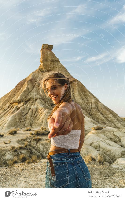 Sinnliche Frau, die an der Klippe posiert. mir folgen gestikulieren genießen hübsch Jugendliche Körperhaltung schön Mädchen Natur Mensch Lifestyle