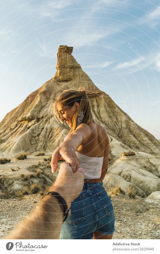 Frau hält die Hand des Fotografen an der Klippe. mir folgen Händchenhalten gestikulieren genießen hübsch Jugendliche Körperhaltung schön Mädchen Natur Mensch