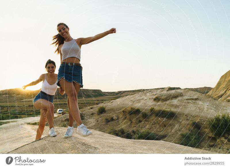 Glückliche Frauen, die auf dem Hügel spazieren gehen. Klippe Aufregung Händchenhalten Freiheit Ferien & Urlaub & Reisen Erfolg Top Berge u. Gebirge Jugendliche