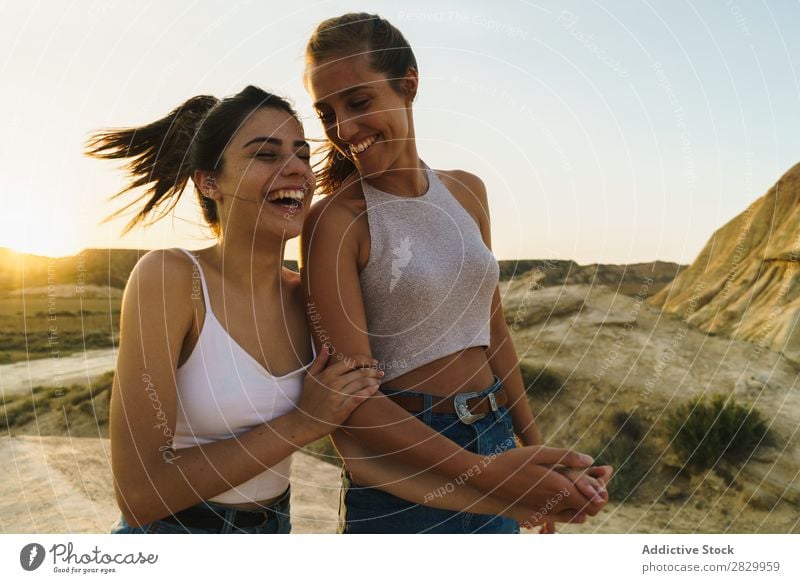 Glückliche Frauen, die auf dem Hügel spazieren gehen. Klippe Aufregung Händchenhalten Freiheit Ferien & Urlaub & Reisen Erfolg Top Berge u. Gebirge Jugendliche