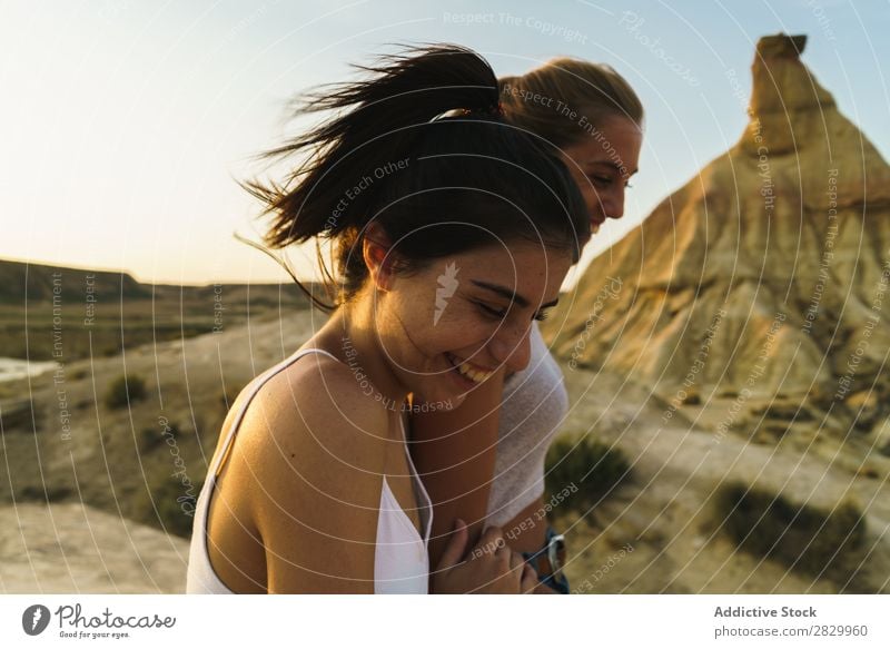 Glückliche Frauen, die auf dem Hügel spazieren gehen. Klippe Aufregung Händchenhalten Freiheit Ferien & Urlaub & Reisen Erfolg Top Berge u. Gebirge Jugendliche