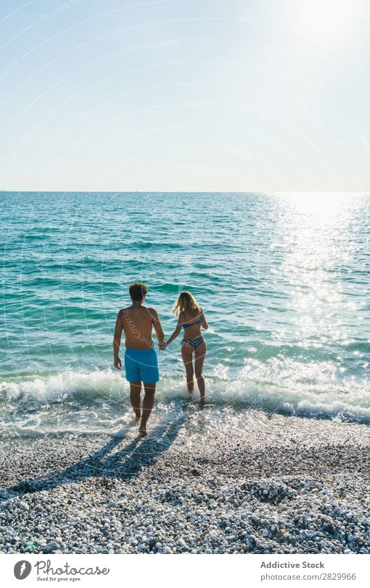 Paar posiert im Meerwasser Schwimmsport Sommer exotisch romantisch Wasser Liebe tropisch Beautyfotografie Genuss Sonne Ferien & Urlaub & Reisen Flitterwochen