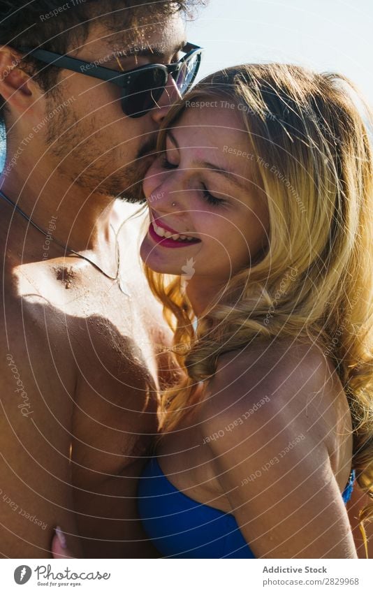 Liebenswertes Paar, das am Strand posiert. Flitterwochen Sommer Paradies exotisch romantisch Meer Umarmen tropisch Beautyfotografie Genuss Sonne