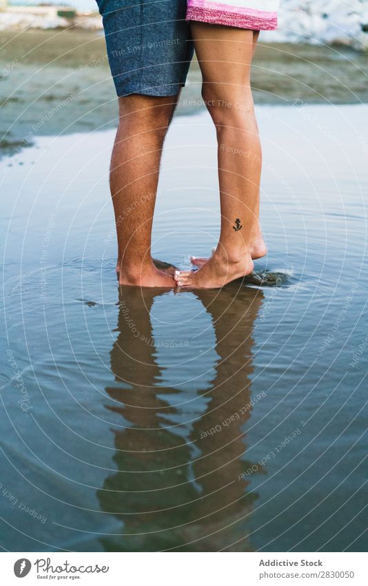 Erntepaar im Sand posierend Paar Sommer Ferien & Urlaub & Reisen Fuß Strand Zusammensein Liebe romantisch Flitterwochen Meer 2 Küste Wasser liebevoll