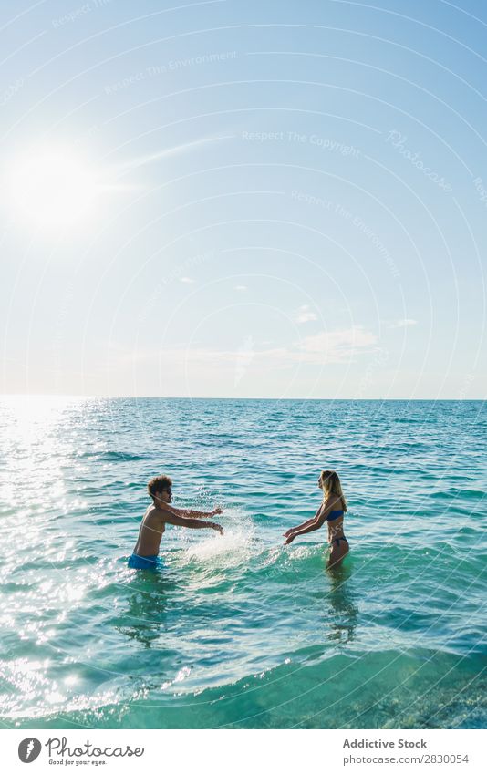 Paar posiert im Meerwasser Schwimmsport Sommer exotisch romantisch Wasser Liebe tropisch Beautyfotografie Genuss Sonne Ferien & Urlaub & Reisen Flitterwochen