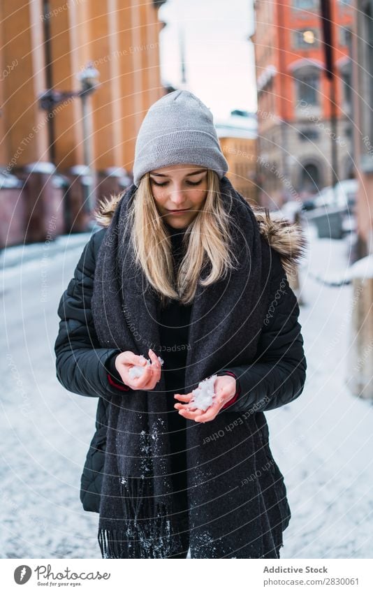 Frau hält Schnee fest Stil Straße Hand Halt modisch genießen Jugendliche hübsch Winter kalt Coolness Mode warme Kleidung Großstadt Model schön Beautyfotografie