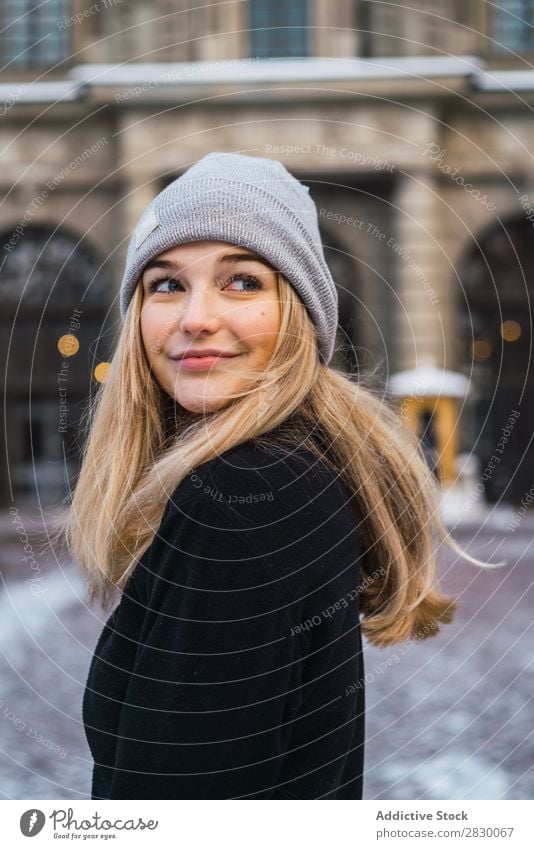 Hübsche Frau, die in der Winterstadt posiert. Stil Straße Schnee Blick in die Kamera modisch genießen Jugendliche hübsch kalt Coolness Mode warme Kleidung