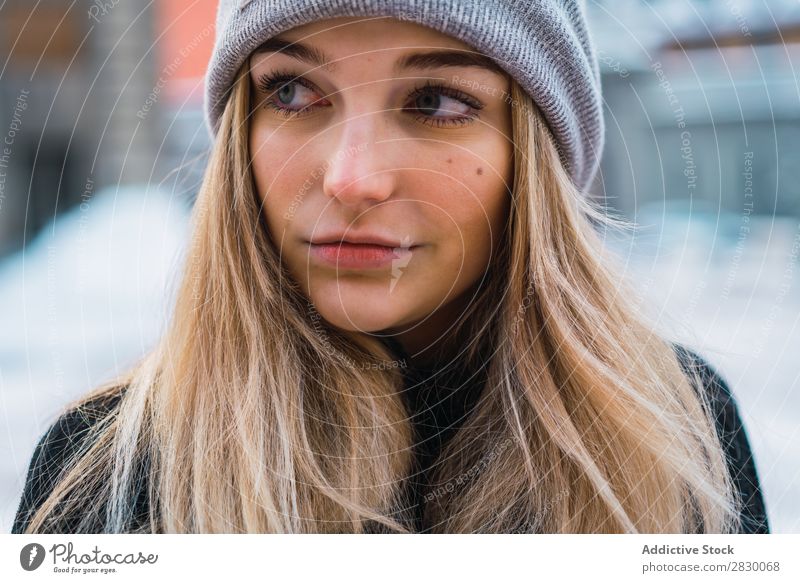 Hübsche Frau, die in der Winterstadt posiert. Stil Straße Schnee modisch genießen Jugendliche hübsch kalt Coolness Mode warme Kleidung Großstadt Model schön