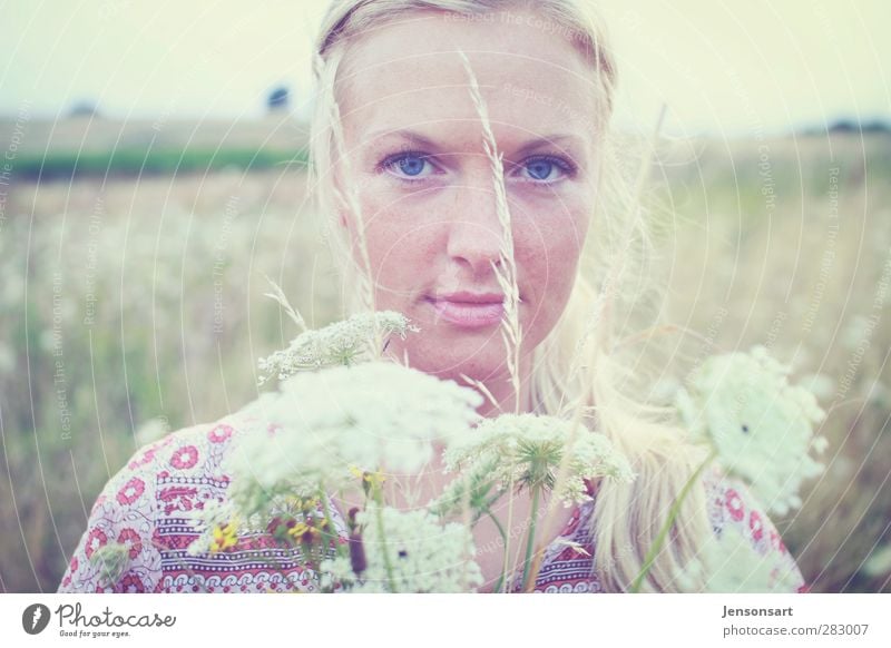 Mädchen/Sommer/Blumen Lifestyle Freude Gesicht Gesundheit Leben harmonisch Wohlgefühl Zufriedenheit Sinnesorgane Erholung ruhig Duft Ausflug Freiheit