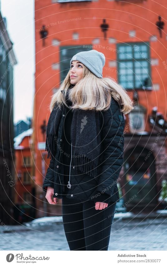 Hübsche Frau auf der Straße im Winter Stil modisch Jugendliche genießen hübsch Schnee kalt Coolness Mode blond Großstadt Model schön Beautyfotografie Herbst