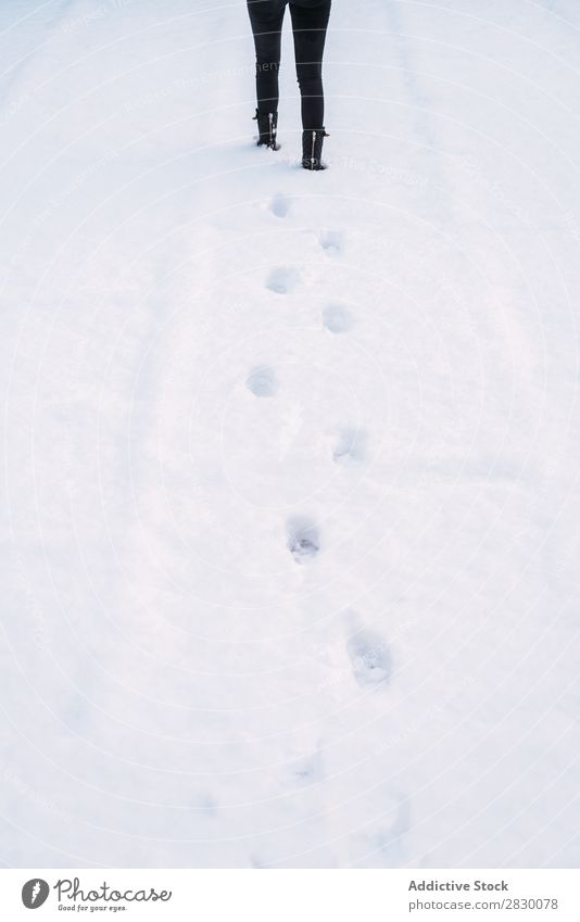 Getreidefrau, die auf Schnee geht. Frau Straße laufen Freitreppe modisch genießen Jugendliche hübsch Winter kalt Coolness Mode Stil warme Kleidung Großstadt