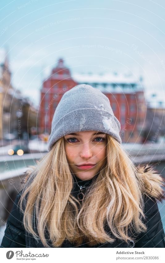 Sinnliche junge Frau in der Winterstraße Stil Straße modisch genießen Jugendliche hübsch Schnee kalt Coolness Mode Blick in die Kamera warme Kleidung Großstadt