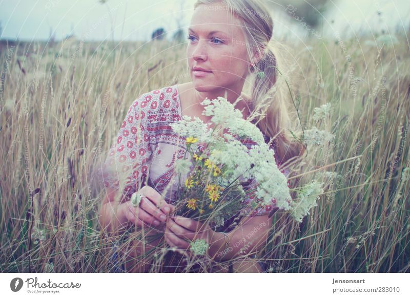 Blondes Mädchen auf Blumenwiese Lifestyle harmonisch Wohlgefühl Zufriedenheit Sinnesorgane Erholung Duft Ausflug Freiheit Sommer Sommerurlaub Mensch feminin