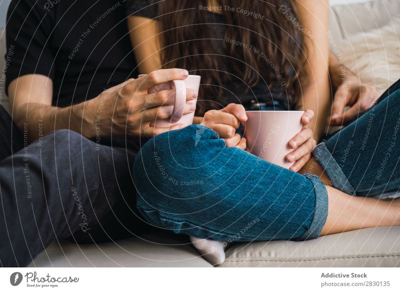 Erntepaar mit Bechern Paar heimwärts Zusammensein sitzen umarmend Tasse trinken Getränk Sofa Liege gemütlich Mensch Glück Liebe Haus Mann Frau Lifestyle 2