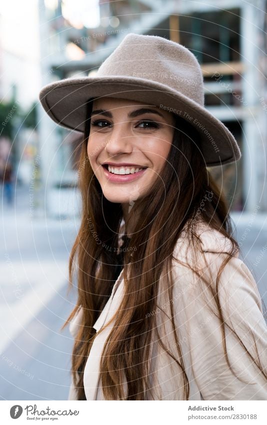 Junge lächelnde Frau mit Hut Coolness heiter Lächeln Blick in die Kamera Stil Straße Körperhaltung hübsch schön Mode Model Mädchen Jugendliche Tasche Dame