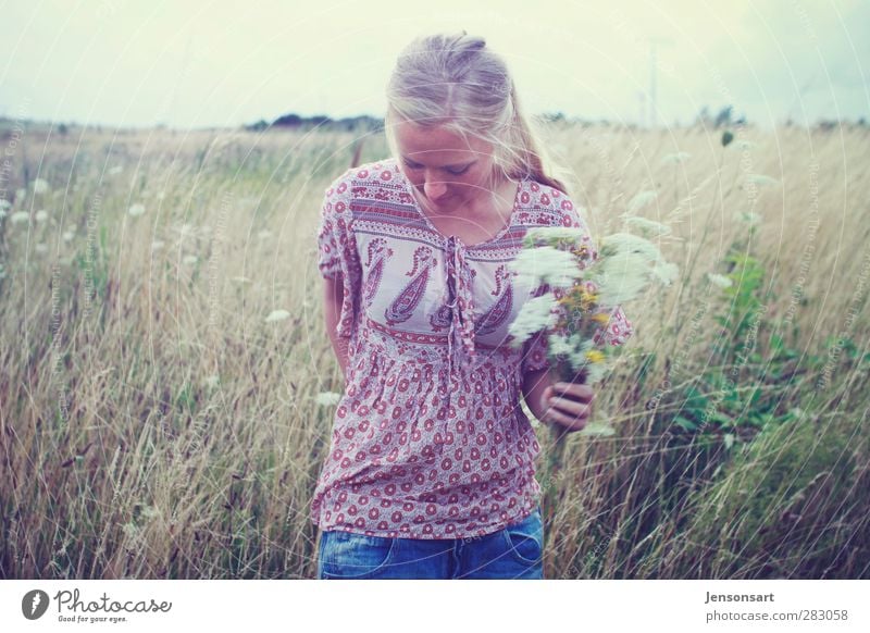 Blondes Mädchen auf Blumenwiese Mensch feminin Junge Frau Jugendliche 1 18-30 Jahre Erwachsene Natur Sommer blond Pony laufen frei schön natürlich Lebensfreude