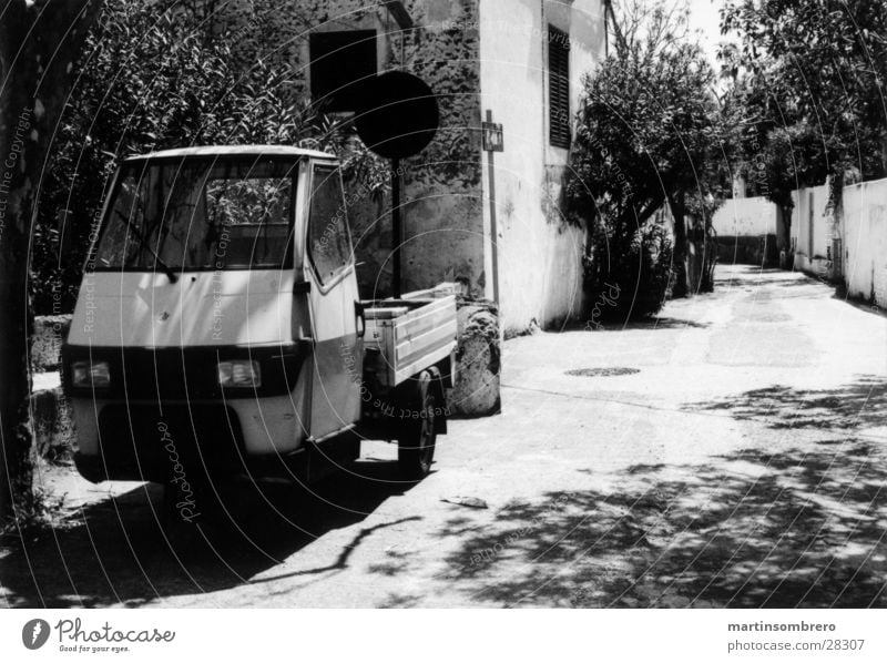 stromboli Gasse Haus Romantik Armut Süden Italien Stromboli fahren Verkehr Straße Schwarzweißfoto PKW dreiradauto mopedauto Ferien & Urlaub & Reisen