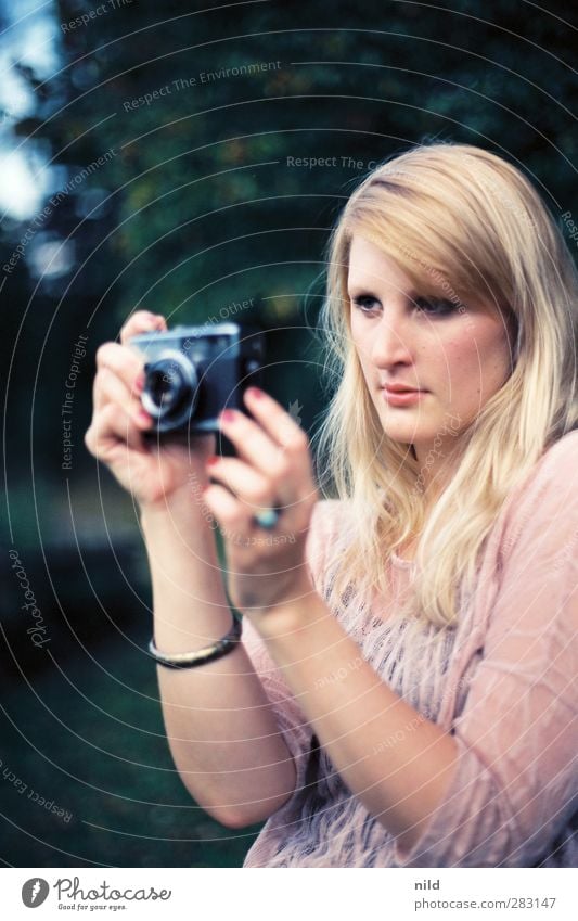 Taking pictures Lifestyle Stil schön Haare & Frisuren Gesicht Freizeit & Hobby Fotografieren Mensch feminin Junge Frau Jugendliche 1 18-30 Jahre Erwachsene