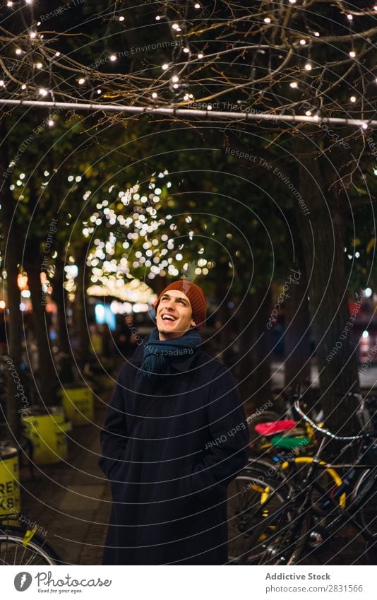 Fröhlicher Mann im Park gutaussehend Lächeln heiter Großstadt Straße Jugendliche Stadt Lifestyle lässig Mode Stil Erwachsene modern Mensch trendy warme Kleidung