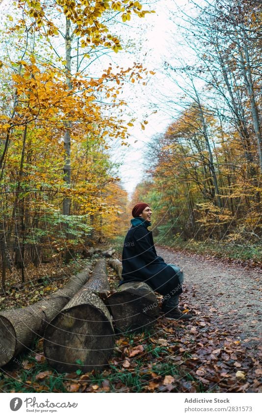 Mann posiert im herbstlichen Wald Straße Jugendliche Stadt Lifestyle lässig Mode Stil warme Kleidung Erwachsene modern Mensch trendy Typ