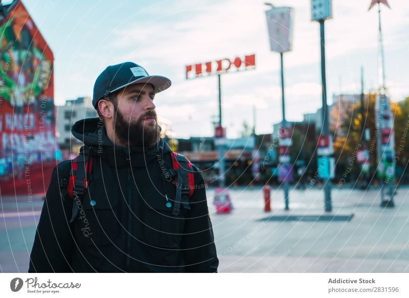 Gutaussehender Mann, der auf die Straße schaut. gutaussehend Großstadt Rucksack Wegsehen Jugendliche Stadt Lifestyle lässig Mode Stil Erwachsene modern Mensch