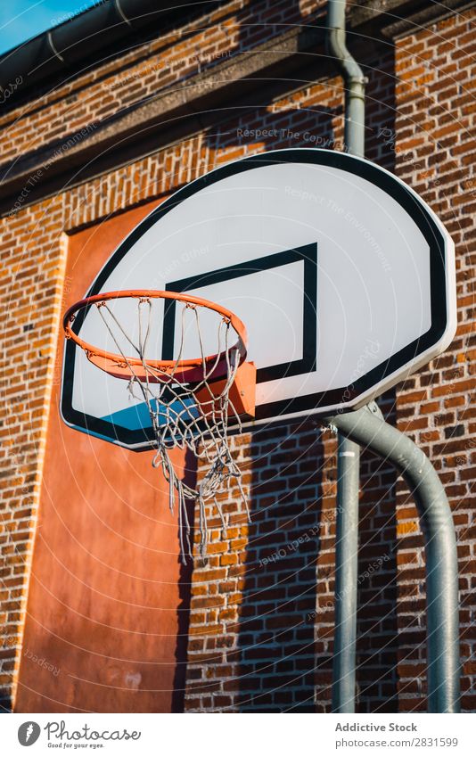 Basketballring auf der Straße Ring Reifen Sport Korb Spielen Gerichtsgebäude Gerät Holzplatte Tennisnetz Erholung rund Tor Höhe Aktion Metall Stadion Spielplatz